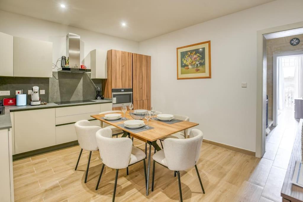 Exclusive Seafront Townhouse Sliema, Valletta View Case de vacanță *