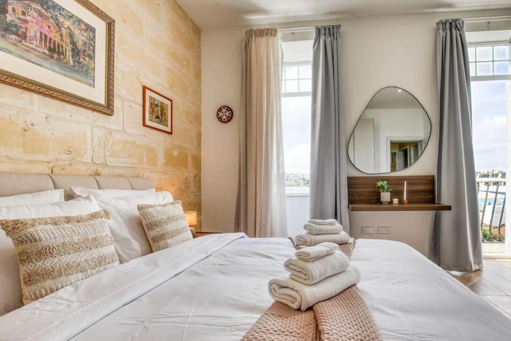 Case de vacanță Exclusive Seafront Townhouse Sliema, Valletta View *