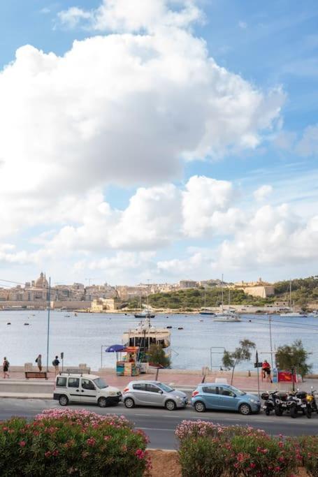Case de vacanță Exclusive Seafront Townhouse Sliema, Valletta View Sliema