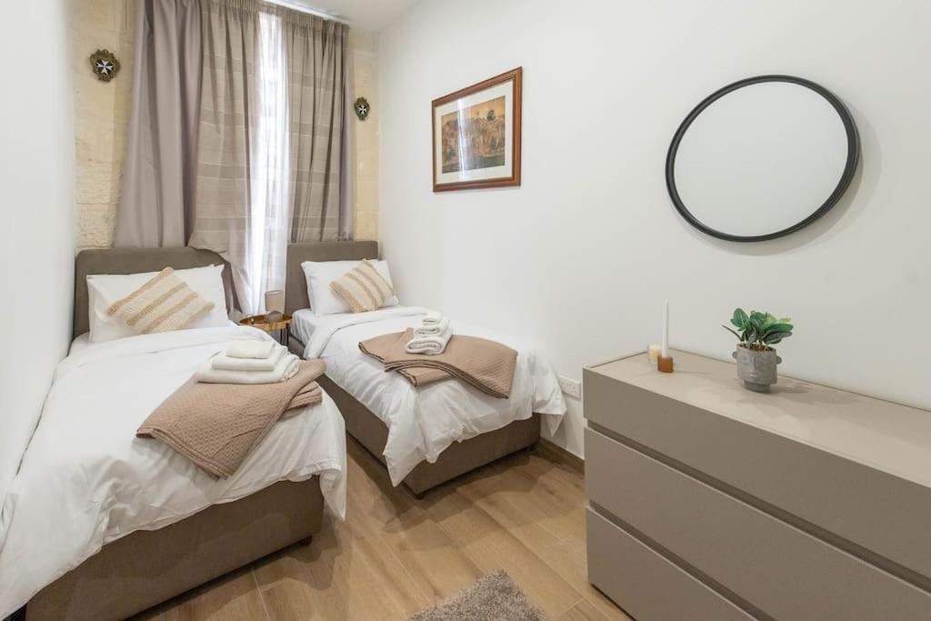 Case de vacanță Exclusive Seafront Townhouse Sliema, Valletta View