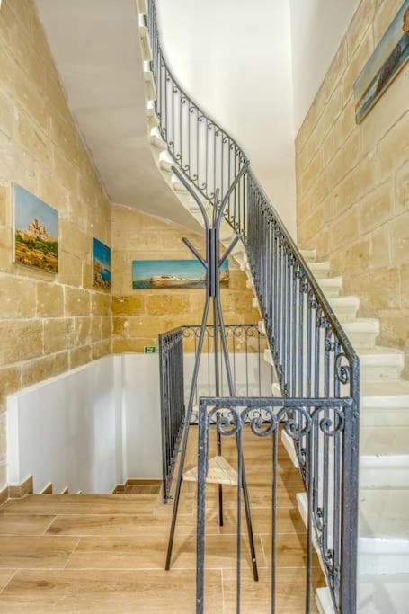 Exclusive Seafront Townhouse Sliema, Valletta View Case de vacanță *
