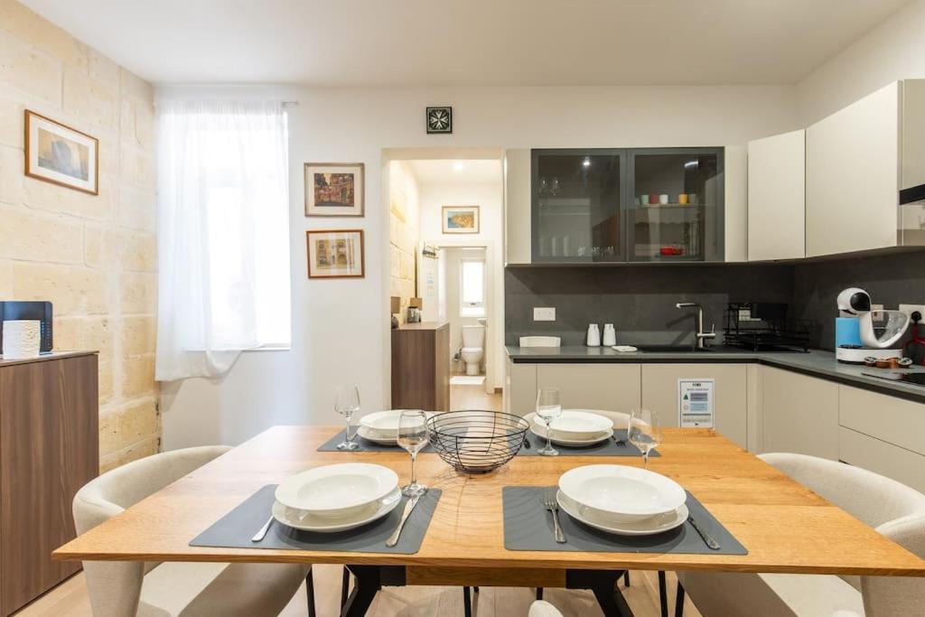 Exclusive Seafront Townhouse Sliema, Valletta View Case de vacanță *