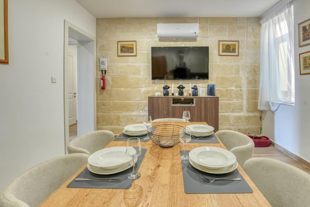 Case de vacanță Exclusive Seafront Townhouse Sliema, Valletta View