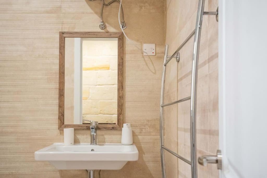 Exclusive Seafront Townhouse Sliema, Valletta View Case de vacanță