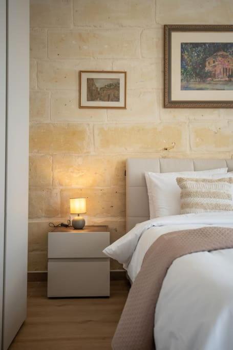 Exclusive Seafront Townhouse Sliema, Valletta View Holiday home