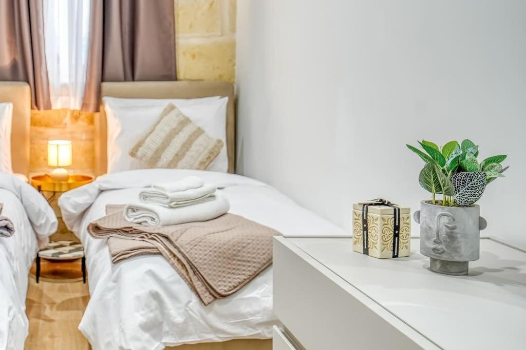 Exclusive Seafront Townhouse Sliema, Valletta View Holiday home