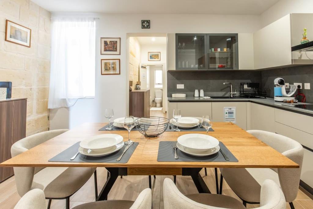 Exclusive Seafront Townhouse Sliema, Valletta View Holiday home Sliema